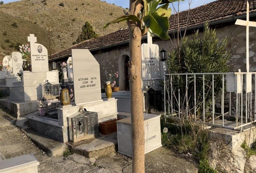 Πλάι στα μνήματα του νεκροταφείου στο Βλοχό είναι τα κρεβάτια των εννιά κτηνοτρόφων / φωτογραφία ethnos.gr Kώστας Ασημακόπουλος