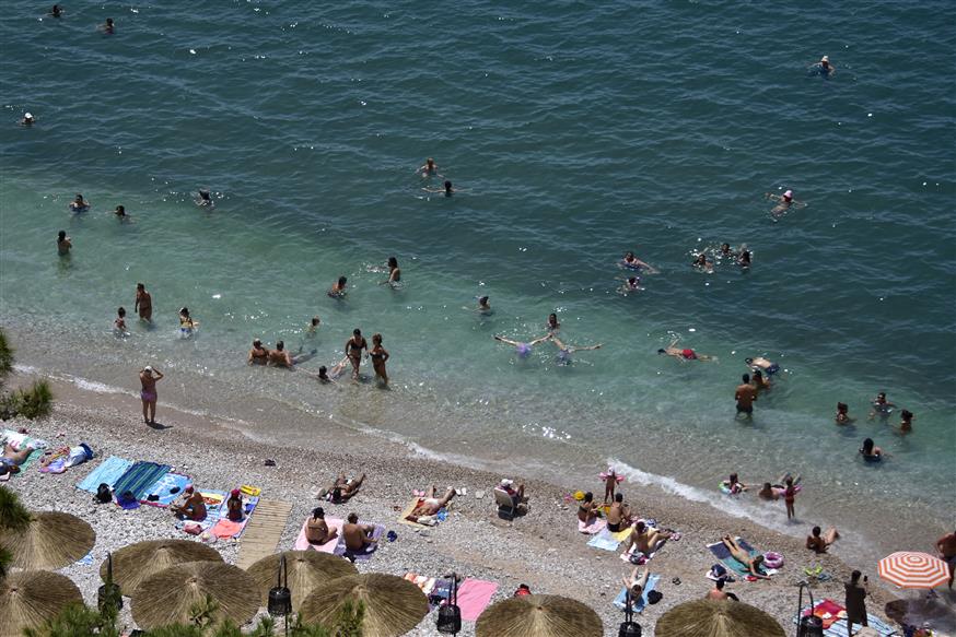 Στις παραλίες αρκετοί πολίτες για να δροσιστούν από τον καύσωνα (copyright: Eurokinissi)