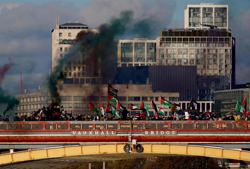 Διαδήλωση υπέρ του παλαιστινιακού λαού στο Λονδίνο (Associated Press)
