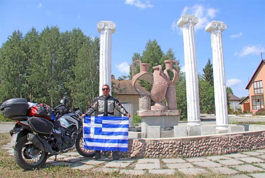 Στην καρδιά της Σιβηρίας 22 χλμ. ανατολικά του Κεμέροβο, στην οδό ulista Grecheskaya Derevnya ένα μικρό σιντριβάνι αφιερωμένο στους Έλληνες και την Ελλάδα
