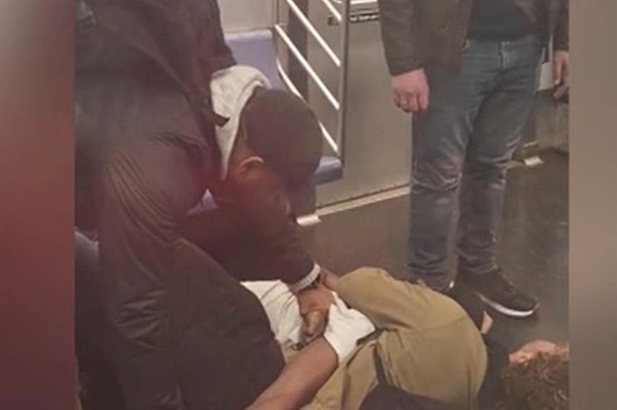Πεζοναύτης στραγγάλισε άστεγο μέσα στο μετρό