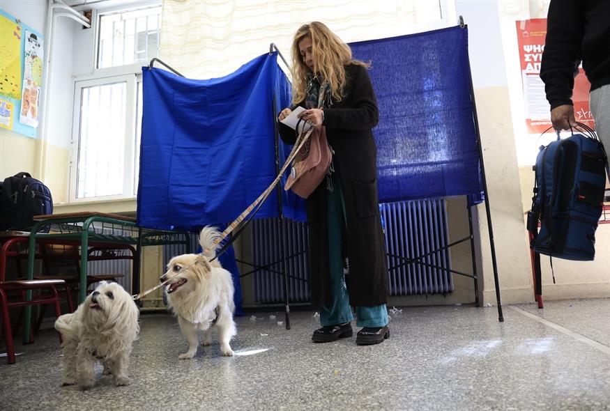 Στιγμιότυπα από την εκλογική διαδικασία του ΣΥΡΙΖΑ (EUROKINISSI)