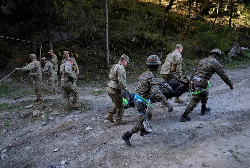 Φωτογραφία από κοινή στρατιωτική άσκηση Ινδίας - ΗΠΑ (AP photo/Manish Swarup)