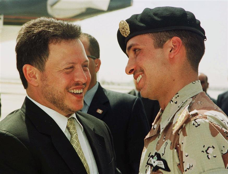 Ο βασιλιάς Αμπντάλα, αριστερά με τον πρίγκιπα Χάμζα σε ένα στιγμιότυπο του 2001/ copyright: AP PHOTOS