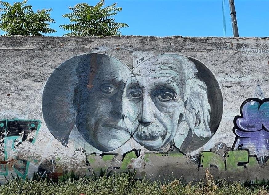 Γκράφιτι στο Γκάζι με τις μορφές του Καραθεοδωρή και του Αϊνστάιν