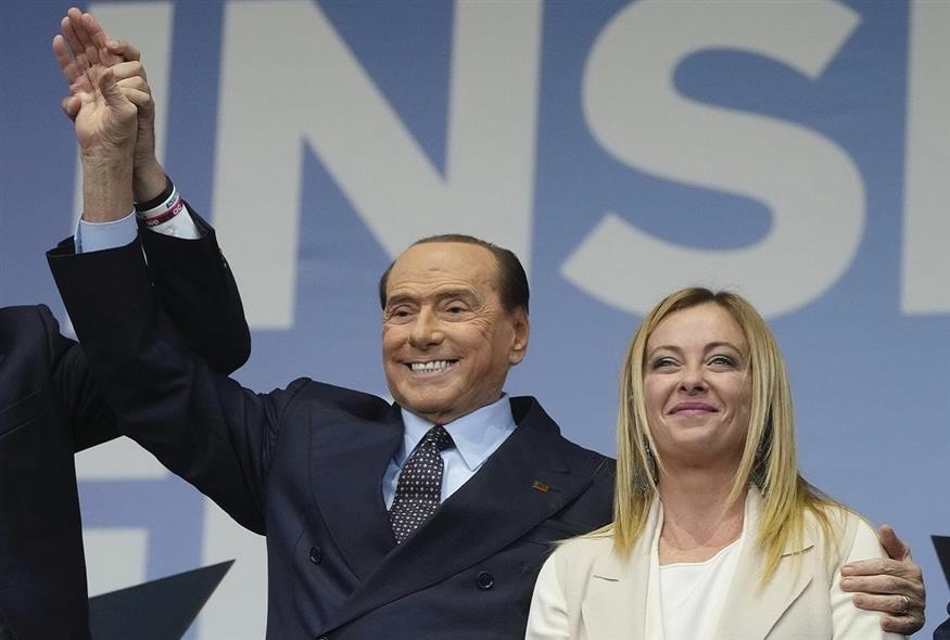 Τζόρτζια Μελόνι και Σίλβιο Μπερλουσκόνι κατά τις ιταλικές εκλογές τον Σεπτέμβριο του 2022 (Associated Press)