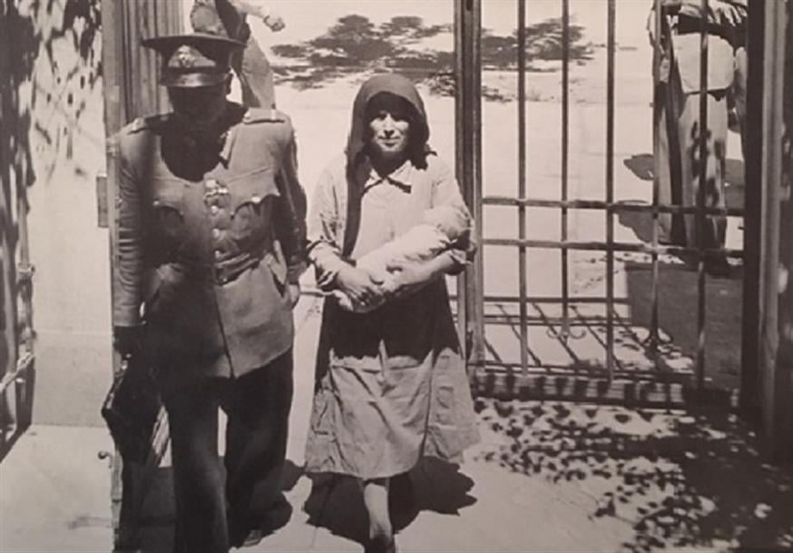 Αστυνοµικός συνοδεύει µια µητέρα που κρατά ένα µωρό στο ορφανοτροφείο της Αθήνας, στο ίδιο ορφανοτροφείο που είχε µεταφερθεί ο Ιωάννης Καλός Χουσιανάκος, 14 ηµερών
