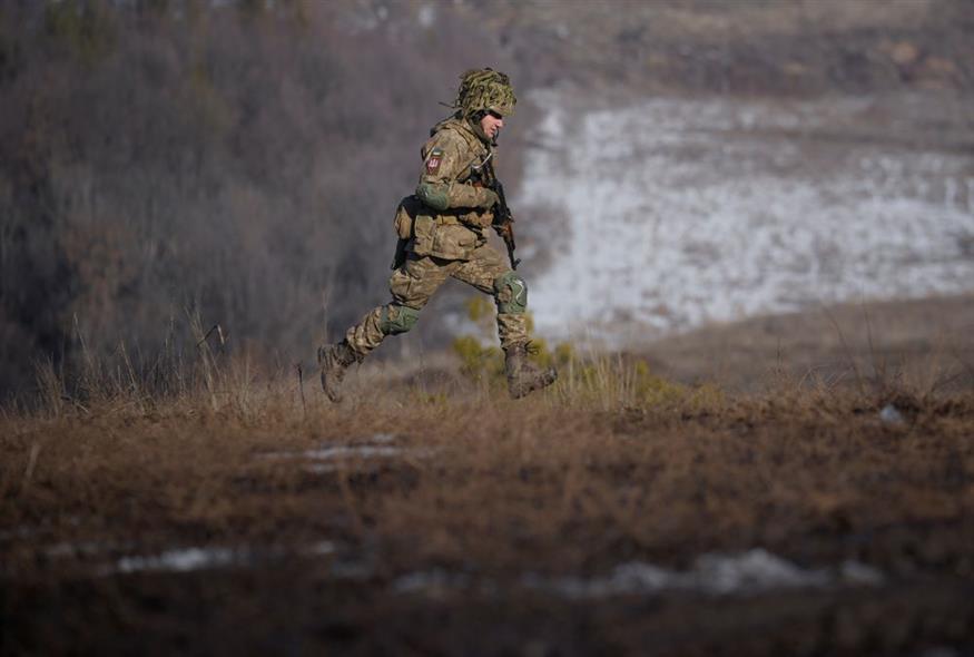 Ουκρανός στρατιώτης κατά τη διάρκεια άσκησης/Associated Press