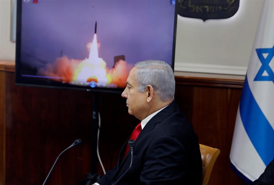 Ο Νετανιάχου παρακολουθεί βίντεο από την εκτόξευση του Arrow 3 (Menahem Kahana / POOL via AP)