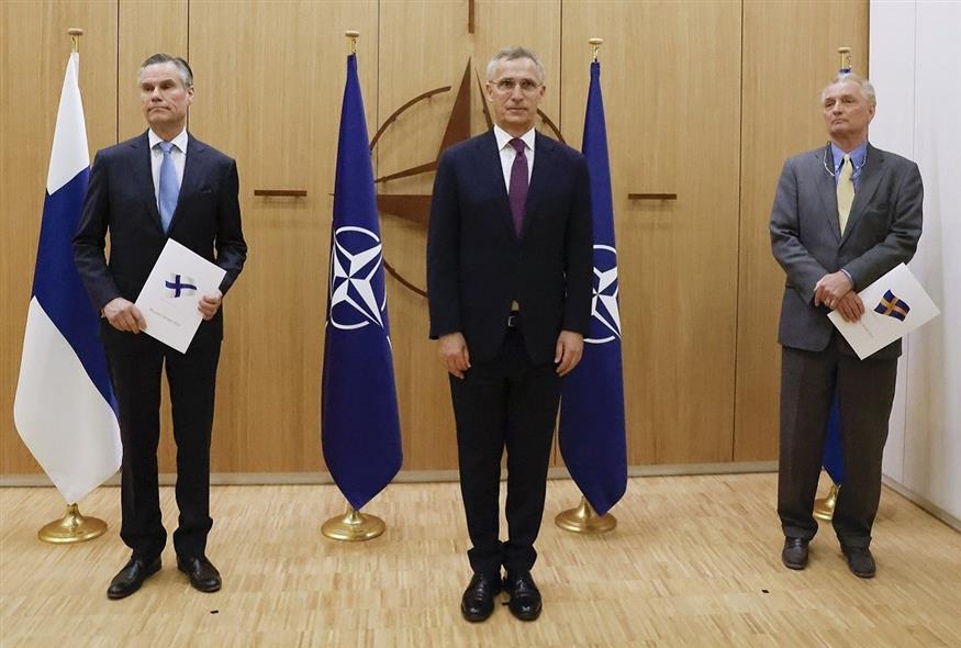 Οι πρέσβεις Σουηδίας και Φινλανδίας στο ΝΑΤΟ μαζί με τον ΓΓ της Συμμαχίας, Γενς Στόλτενμπεργκ (Associated Press)