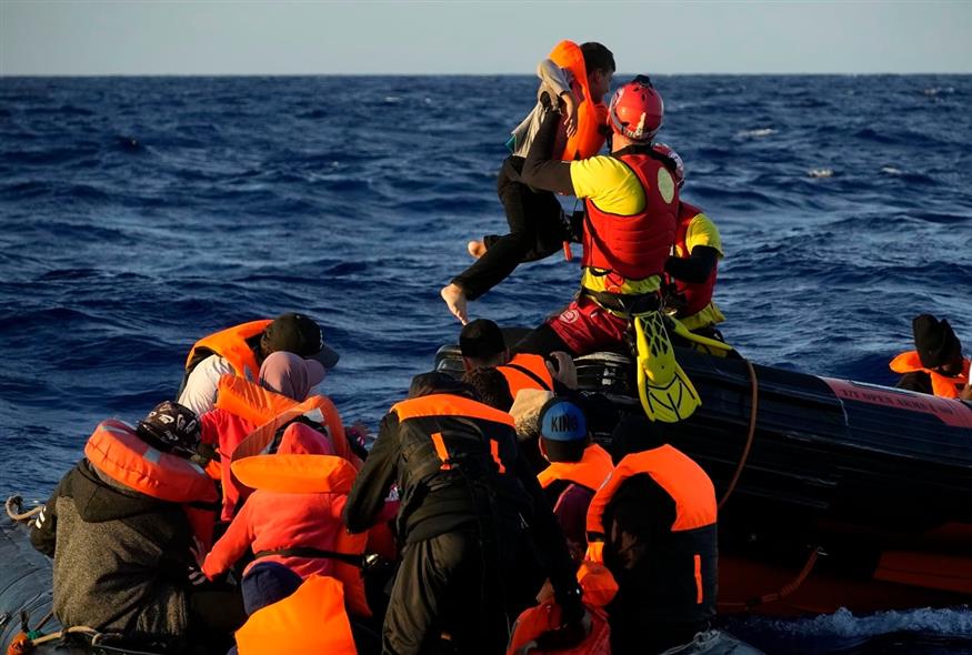 Στιγμιότυπο από επιχείρηση διάσωσης μεταναστών (AP Photo/Petros Karadjias)