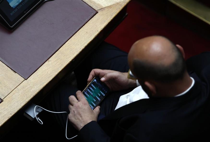 Βουλευτής έπαιζε τάβλι στο κινητό του την ώρα των προγραμματικών δηλώσεων (InTime Photos)