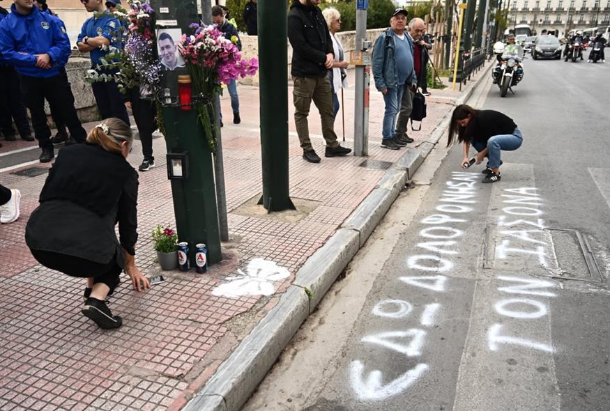 Η οικογένεια και φίλοι του Ιάσονα Λαλαούνη (EUROKINISSI)