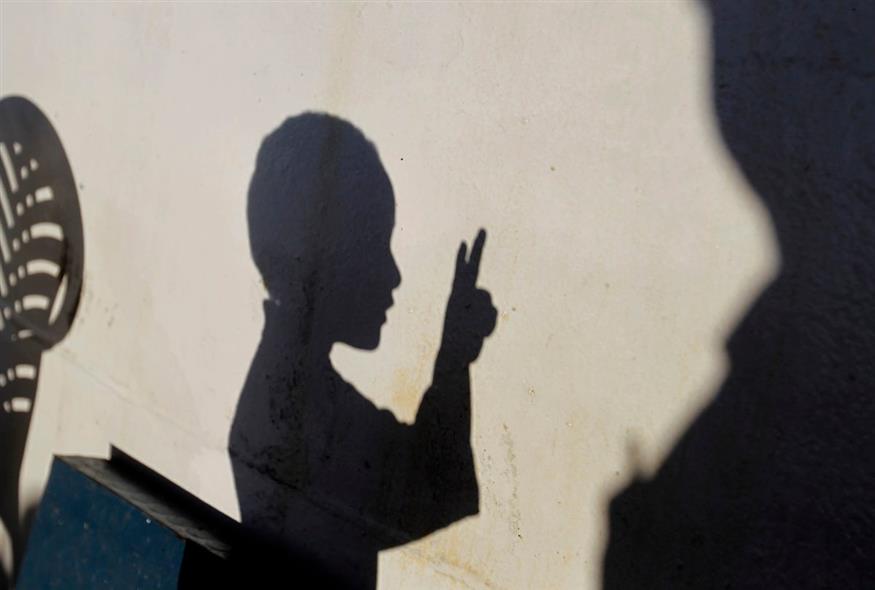 Παιδί κάνει το σήμα της ειρήνης (AP Photo/Hassan Ammar)