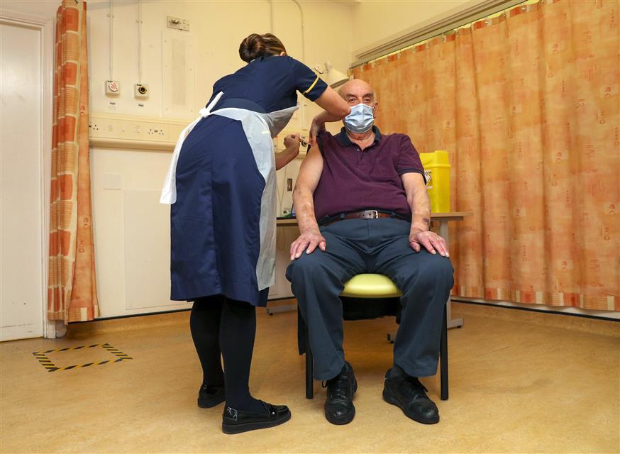 O Μπράιαν Πίνκερ κάνει το εμβόλιο της AstraZeneca/Copyright: AP Images