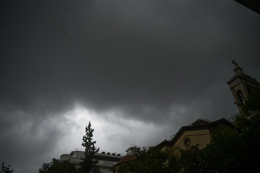 «Μαύρισε» ο ουρανός της Αθήνας από την ξαφνική νεροποντή (Copyright: Eurokinissi/Τατιάνα Μπόλαρη)