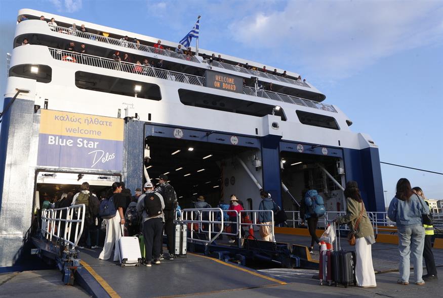 Εκδρομείς στο λιμάνι του Πειραιά την Μ. Πέμπτη (EUROKINISSI)