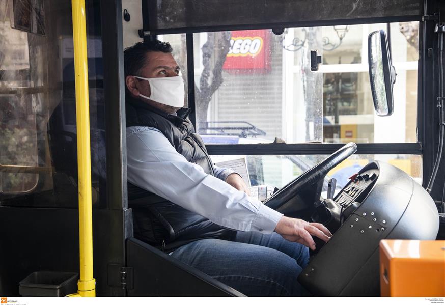 Ο οδηγός φορά μάσκα. Οι επιβάτες; (Copyright: Εurokinissi)
