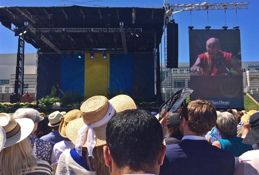 Ο Δαλάι Λάμα εμφανίζεται σε γιγαντοοθόνη καθώς μιλάει στο Πανεπιστήμιο της Καλιφόρνια στο Σαν Ντιέγκο./ copyright AP PHOTOS
