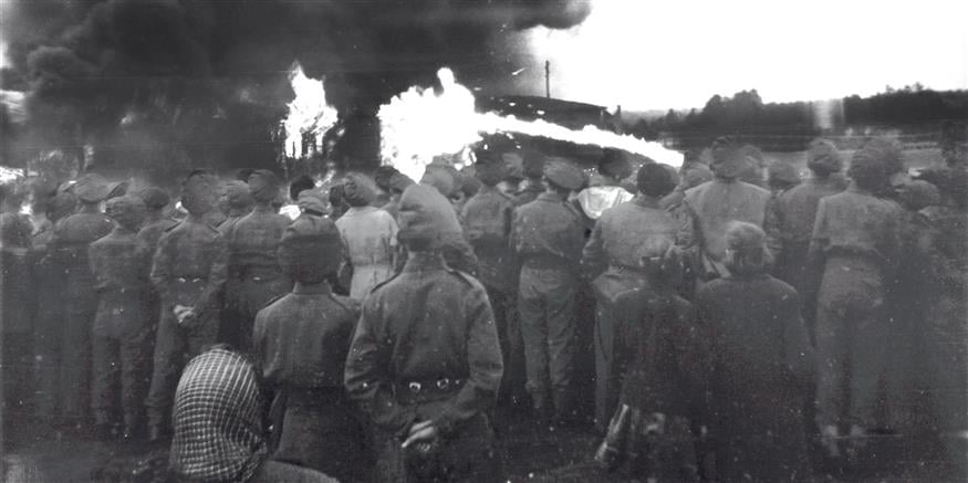Βρετανοί στρατιώτες παρακολουθούν το Μπέλσεν να καίγεται.