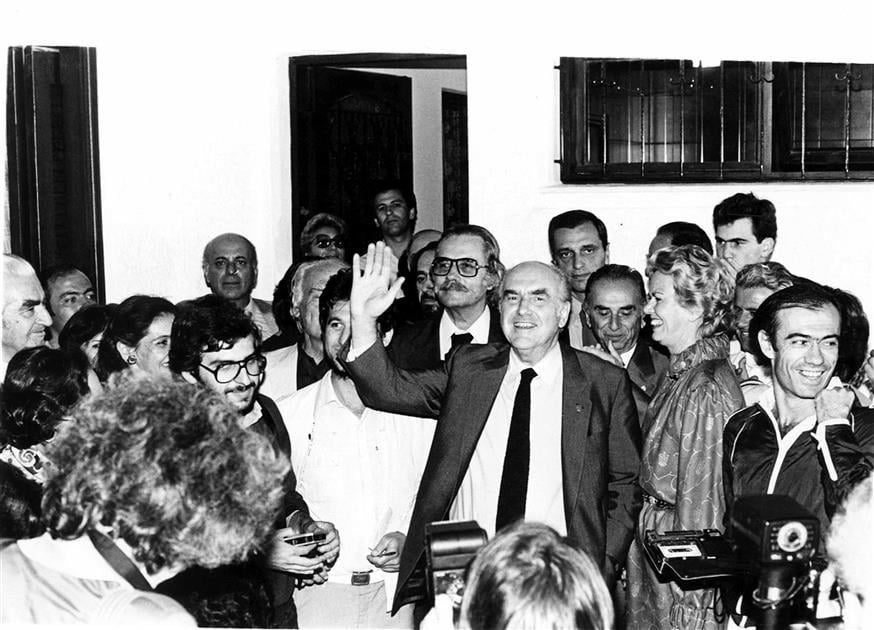 Ο Ανδρέας Παπανδρέου στο Καστρί μετά τη νίκη του στις εκλογές (Copyright: Eurokinissi)