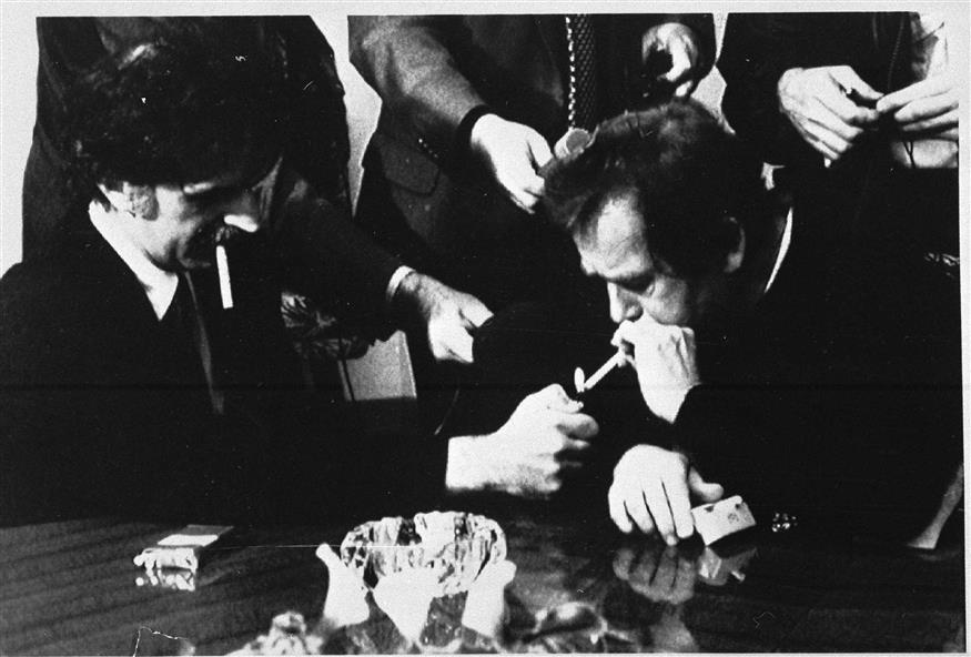 Ο Φρανκ Ζάπα ανάβει το τσιγάρο του Βάτσλαβ Χάβελ. /copyright Ap Photos