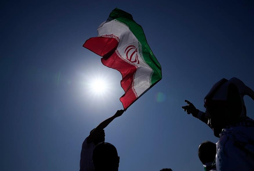 Διαδηλωτής ανεμίζει τη σημαία του Ιράν (AP Photo/Jin-Man Lee)