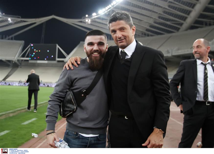 Ο Γιώργος Σαββίδης αγκαλιά με τον προπονητή του ΠΑΟΚ Ραζβάν Λουτσέσκου μετά την κατάκτηση του Κυπέλλου επί της ΑΕΚ (Intime)