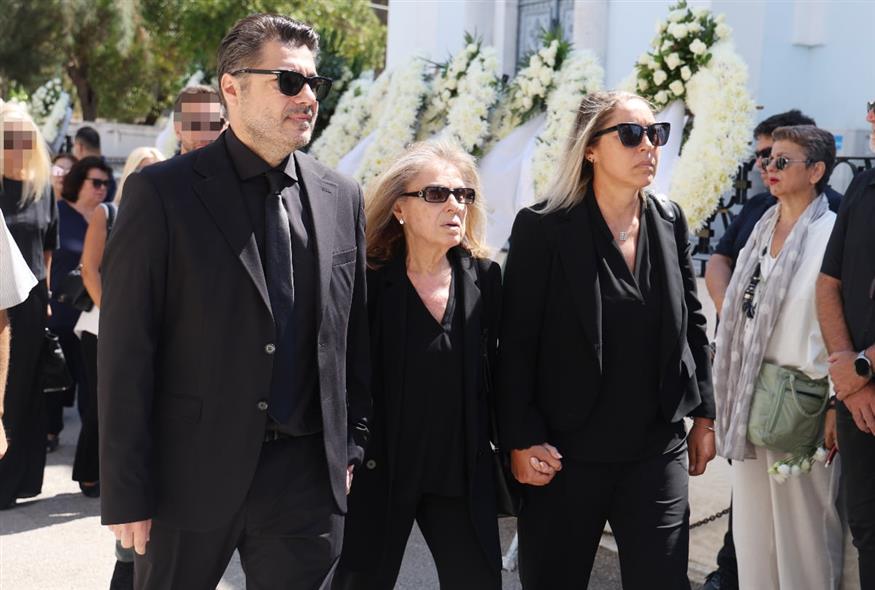 Λάμπρος, Βίκυ και Παυλίνα Κωνσταντάρα (Copyright: NDP)