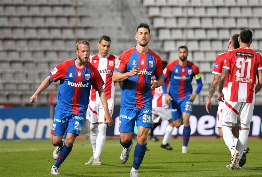 O Ντάνιελ Σούντγκρεν (αριστερά) σε παιχνίδι του Βόλου με τον Πανσερραϊκό (Intime)