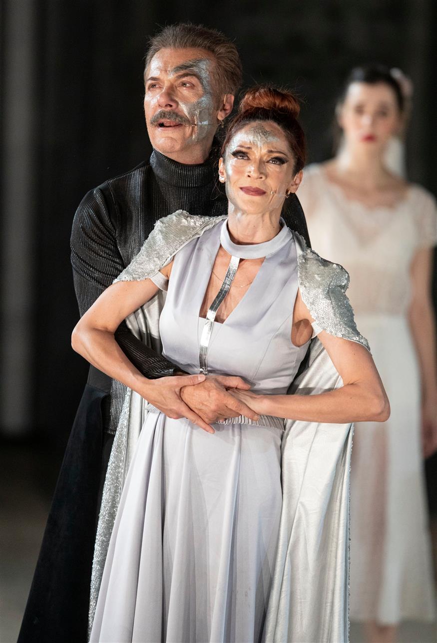 Ο Λάζαρος Γεωργακόπουλος και η Ιωάννα Παππά στην παράσταση «Ιφιγένεια εν Αυλίδι» (Copyright: NDP)