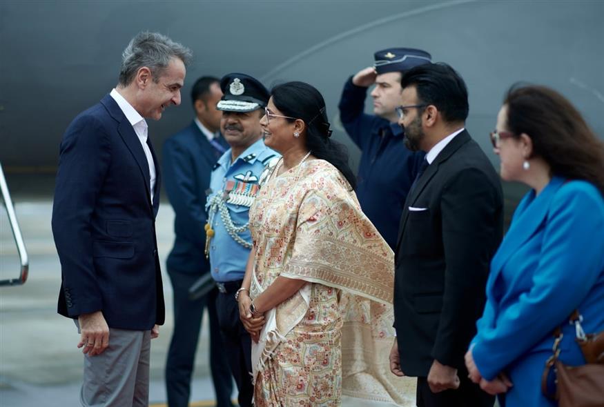 Στιγμιότυπο από την υποδοχή του πρωθυπουργού στο Νέο Δελχί (ΔΗΜΗΤΡΗΣ ΠΑΠΑΜΗΤΣΟΣ/ΓΡΑΓΕΙΟ ΤΥΠΟΥ ΠΡΩΘΥΠΟΥΡΓΟΥ/EUROKINISSI)