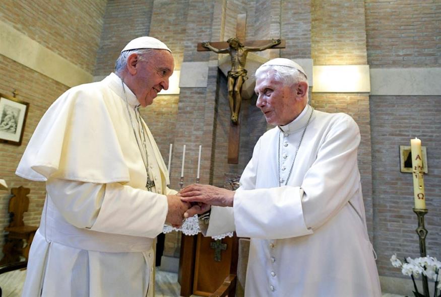 ο πάπας Φραγκίσκος με τον πρώην πάπα Βενέδικτο/AP