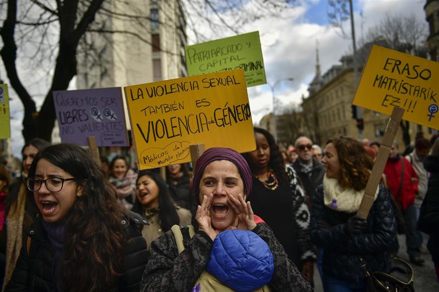 Οι γυναίκες στην Ισπανία βγήκαν πολλές φορές στους δρόμους για να διαμαρτυρηθούν για την απόφαση (AP Photo/Alvaro Barrientos)