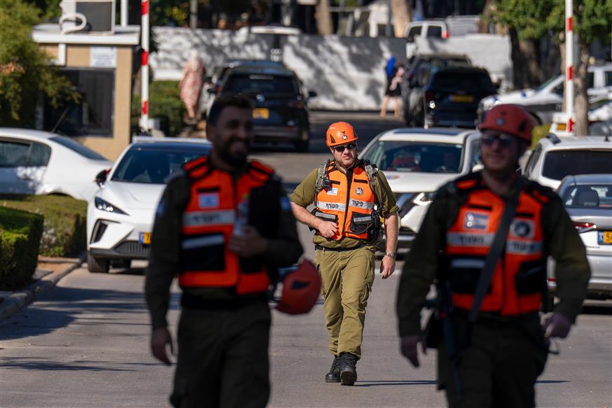 Ισραηλινοί στρατιωτικοί σε δρόμο κοντά στο σημείο όπου ένα μη επανδρωμένο αεροσκάφος εκτοξεύθηκε προς το σπίτι του Νετανιάχου στην Καισάρεια (AP Photo/Ariel Schalit)