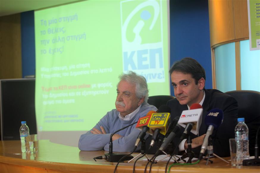 Ο Σταύρος Μπένος με τον Κυριάκο Μητσοτάκη κατά την παρουσίαση των ΚΕΠ του 2014 (Eurokinissi)