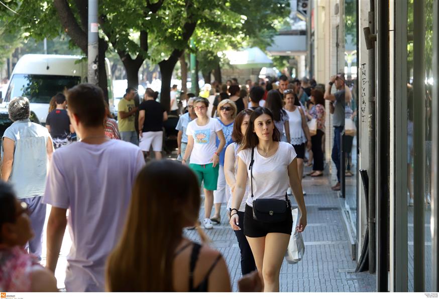 Καταναλωτές έχουν βγει για τα ψώνια τους στην αγορά (copyright: Eurokinissi)