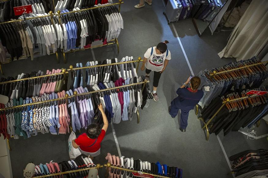Κινεζικά ρούχα - χωρίς δασμούς, προς το παρόν (AP Photo/Mark Schiefelbein)