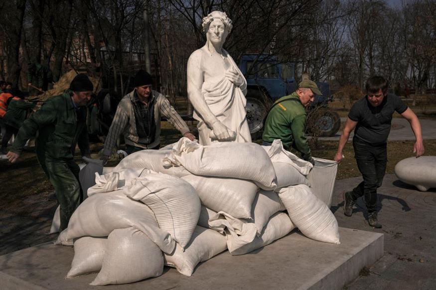 Πολίτες καλύπτουν με σακιά το άγαλμα του Δάντη στο Κίεβο για προστασία από τους βομβαρδισμούς / AP Photo / Vadim Ghirda