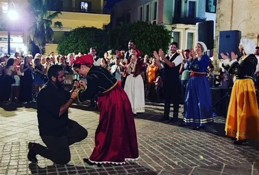 Πρόταση γάμου κατά τη διάρκεια της «Παραδοσιακής Στράτας» στα Χανιά (Copyright: Instagram)