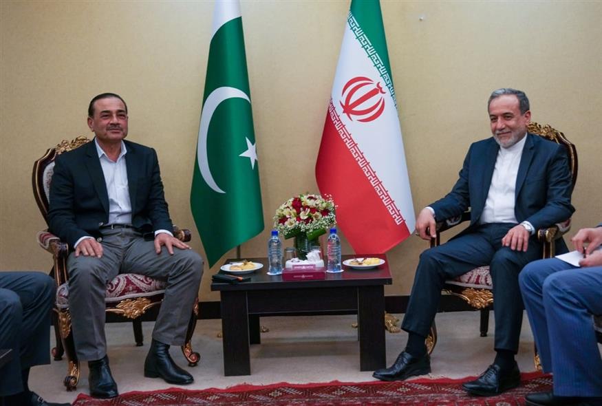 Ο Αμπάς Αραγτσί με τον αρχηγό του Στρατού του Πακιστάν, Ασίμ Μουνίρ (Iranian Foreign Ministry via AP) Ο Αμπάς Αραγτσί με τον αρχηγό του Στρατού του Πακιστάν, Ασίμ Μουνίρ (Iranian Foreign Ministry via AP)