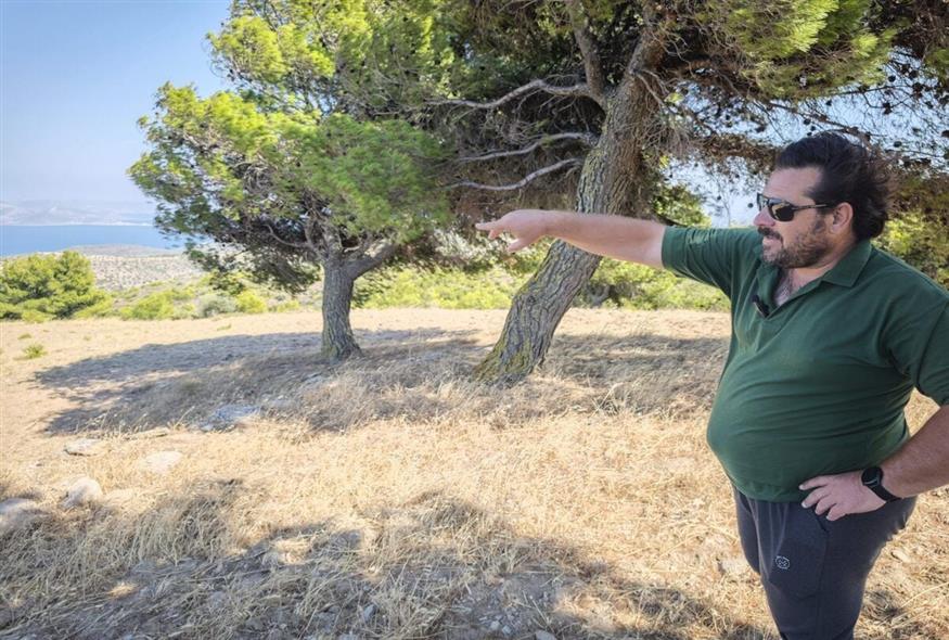 Ο Μανώλης Χαραλαμπάκης δείχνει το σημείο που έπεσε το Boeing της Helios στο Γραμματικό