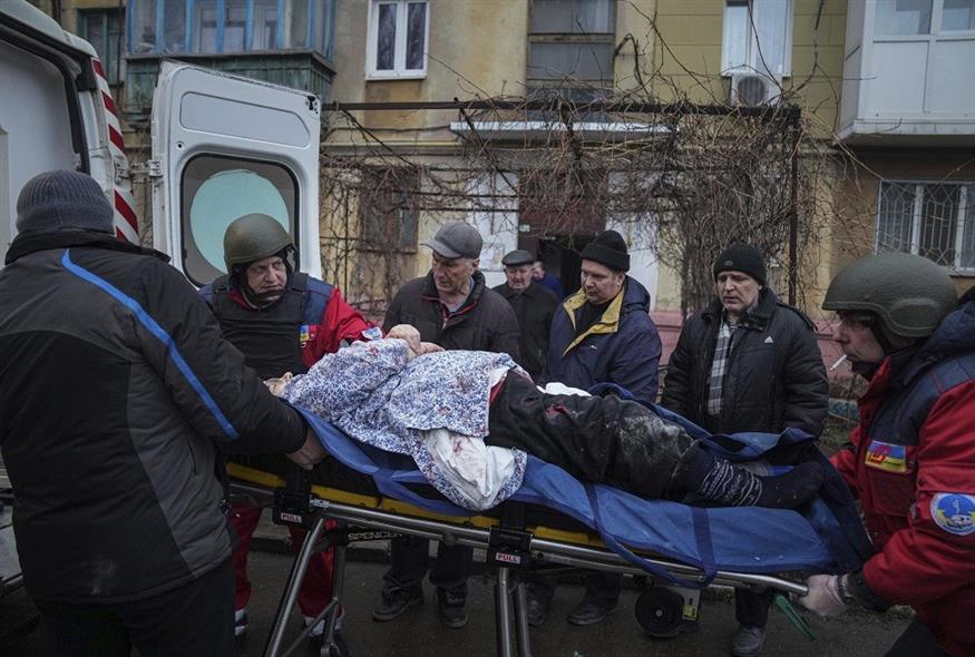 Ασθενοφόρο μεταφέρει τραυματισμένο από βομβαρδισμό πολίτη σε μαιευτήριο που έχει μετατραπεί σε νοσοκομείο στη Μαριούπολη (Associated Press)