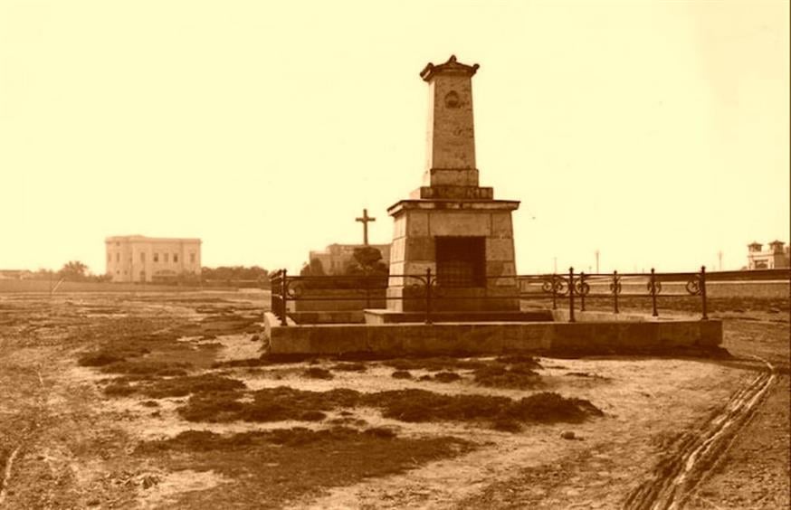 Το μνημείο του Καραϊσκάκη και πίσω από αυτό ο τύμβος των αγωνιστών Ελλήνων και Φιλελλήνων. Αρχές του 19ου αιώνα, φωτογραφία: William J. Woodhouse