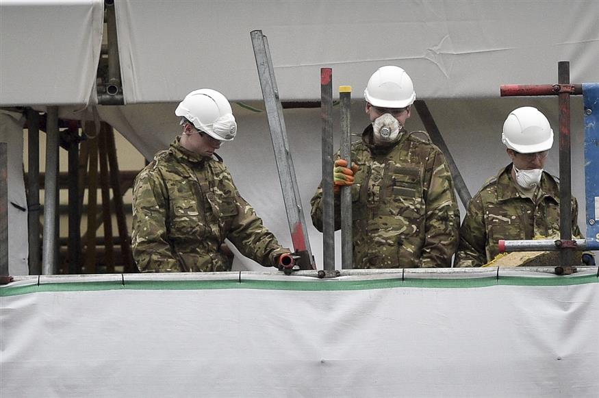 Άνδρες των βρετανικών αρχών εξετάζουν το σημείο στο οποίο δηλητηριάστηκε ο Σκριπάλ (Ben Birchall/PA via AP)