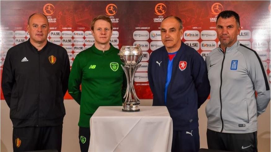 Ο Νίκος Κεχαγιάς (δεξιά) και οι τρεις ομοσπονδιακοί προπονητές του ομίλου της Εθνικής (UEFA)
