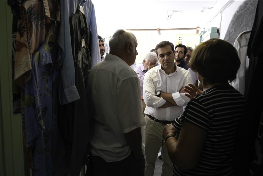 Ο Αλέξης Τσίπρας συνομιλεί με καταστηματάρχες στη Νάξο (Copyright: Γραφείο Τύπου ΣΥΡΙΖΑ)