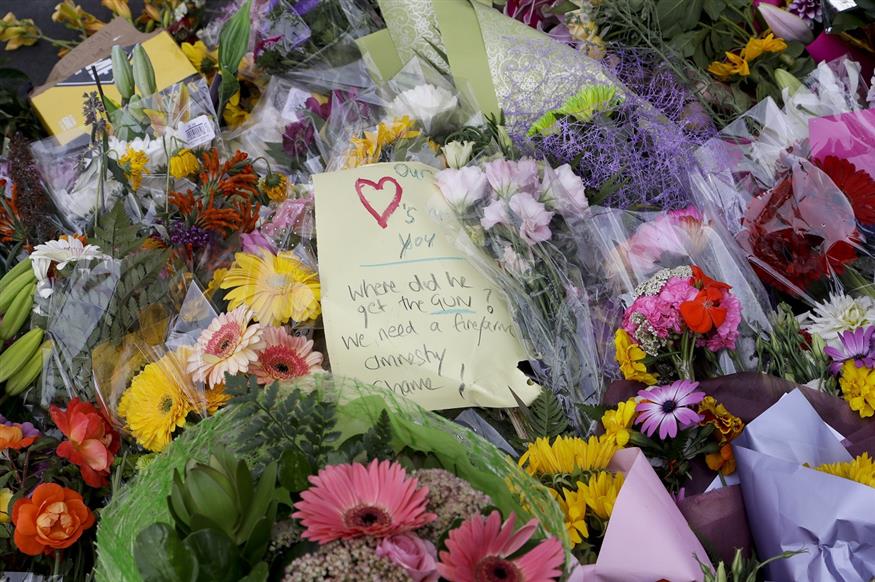 Λουλούδια και σημειώματα στο σημείο της επίθεσης στη Νέα Ζηλανδία (AP Photo/Mark Baker)