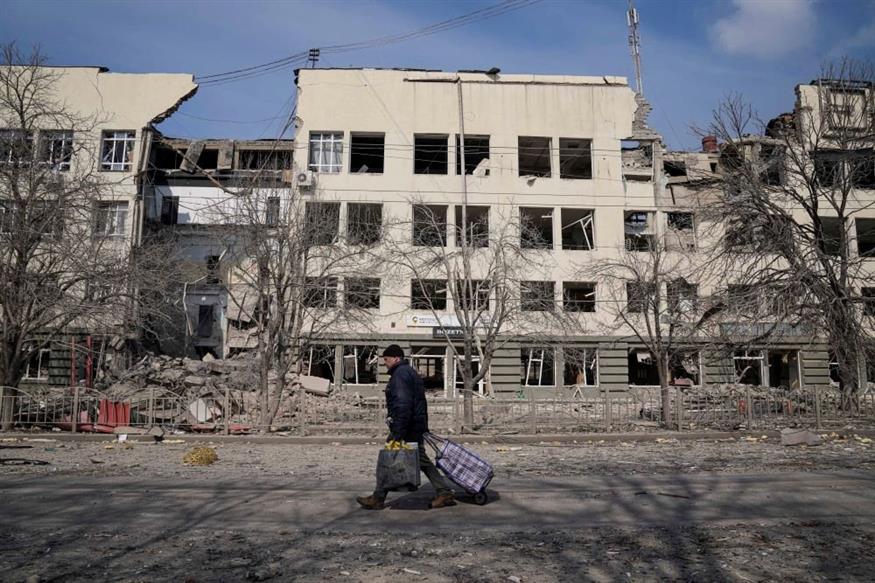 Στιγμιότυπο από τη βομβαρδισμένη Μαριούπολη / AP Photo / Evgeniy Maloletka
