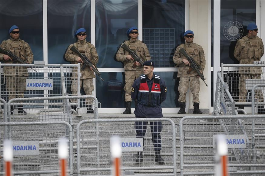 Τούρκοι στρατιώτες μπροστά από δικαστήριο της Σηλυβρίας (AP Photo/Emrah Gurel)